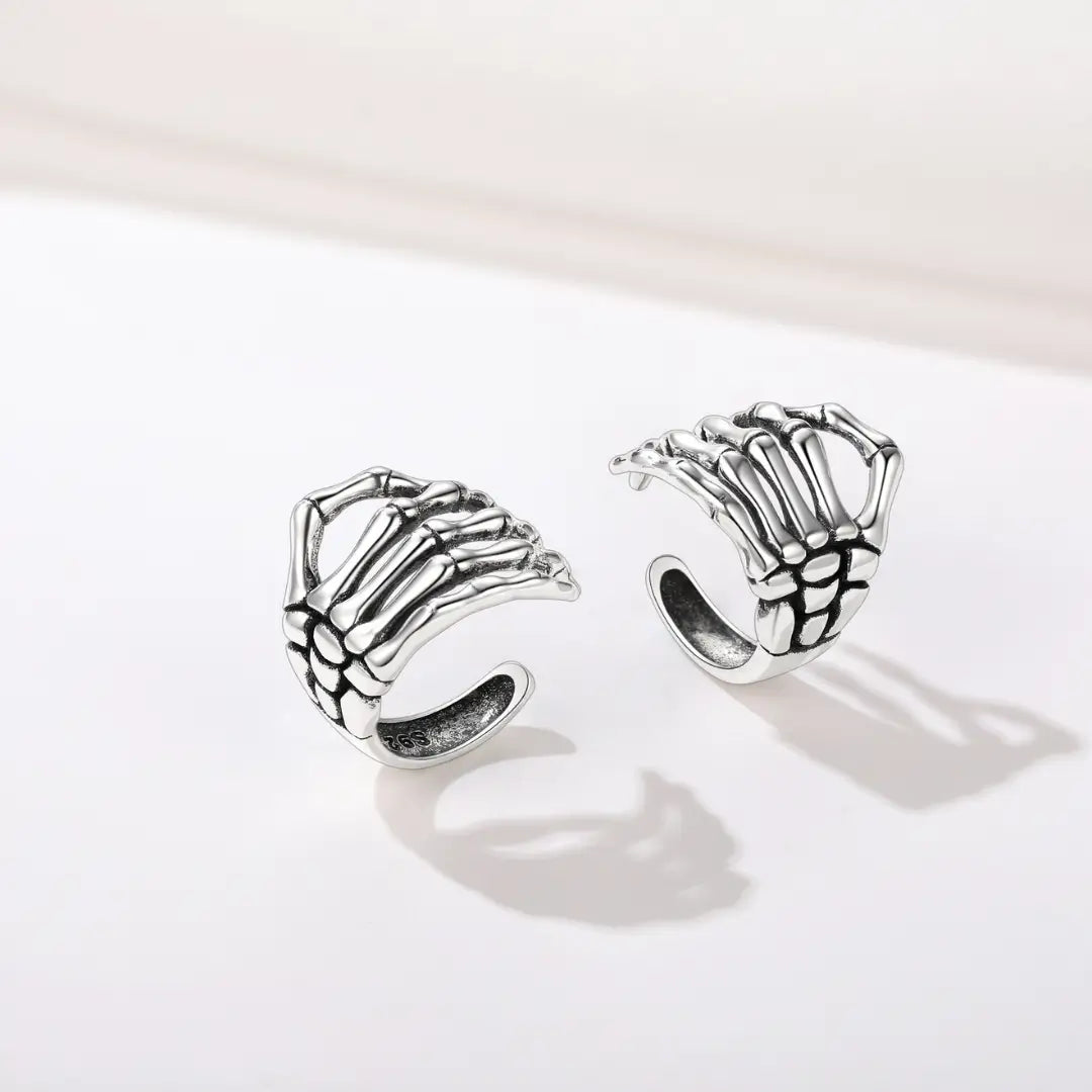 Brinco de Clipe Mão Esqueleto Prata  - NATA