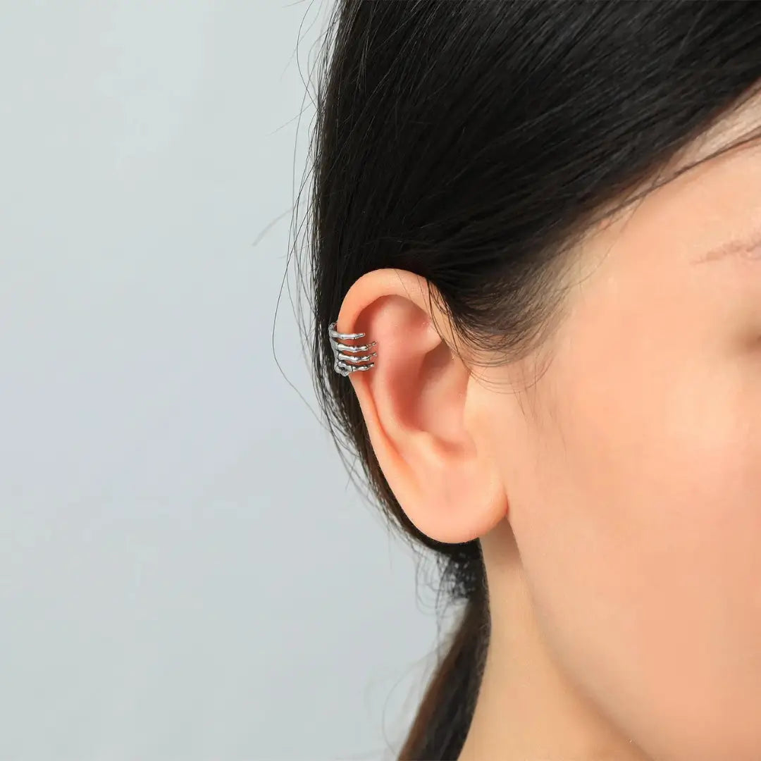 Brinco de Clipe Mão Esqueleto Prata  - NATA