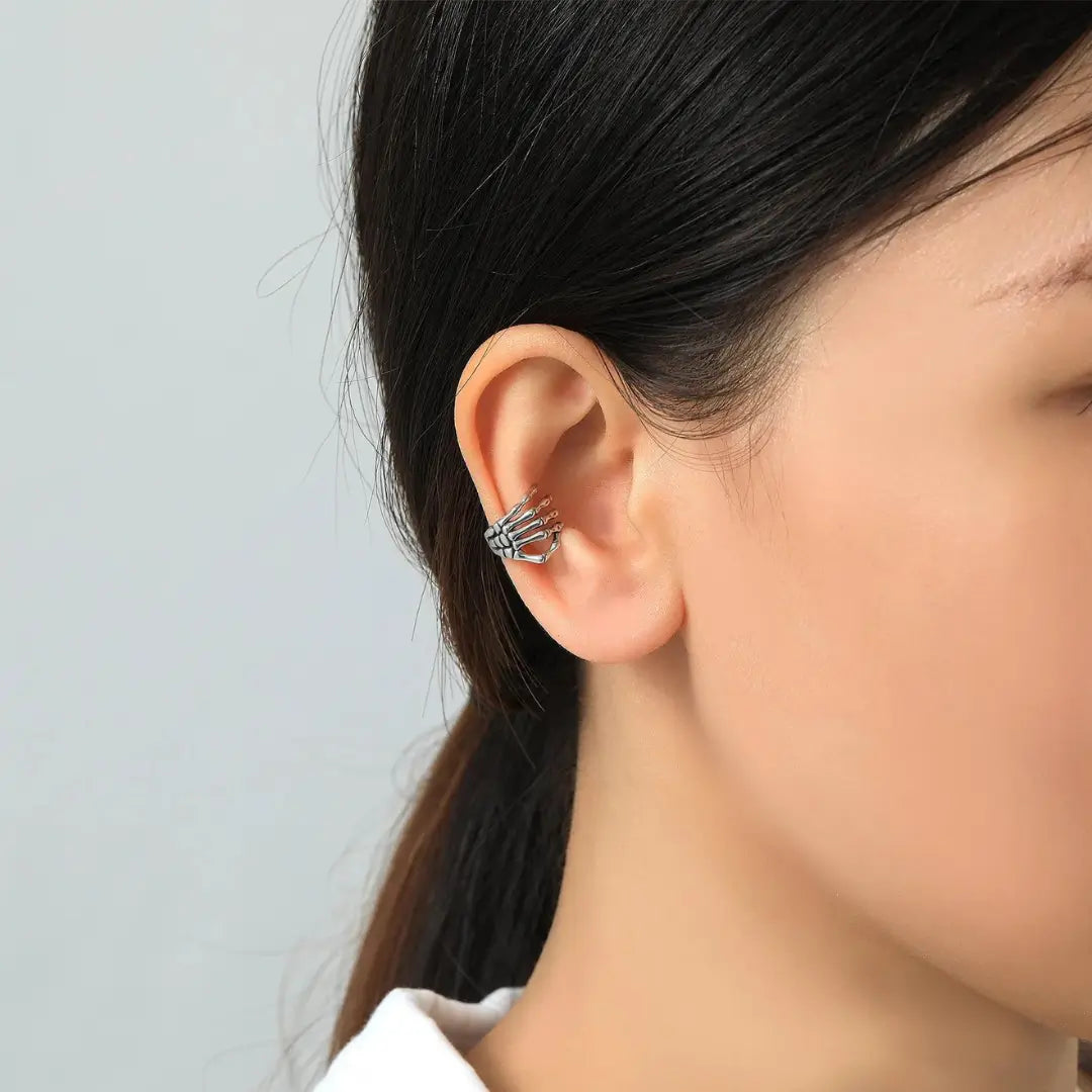 Brinco de Clipe Mão Esqueleto Prata  - NATA